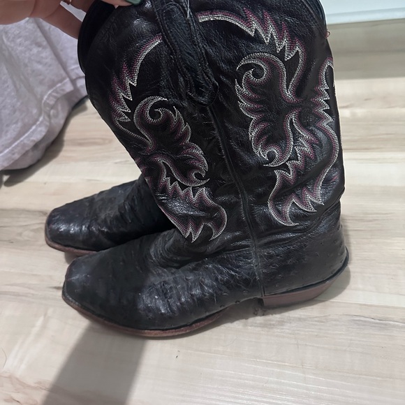Black Western Cowboy Boots with Embroidered Design - Picture 3 of 5